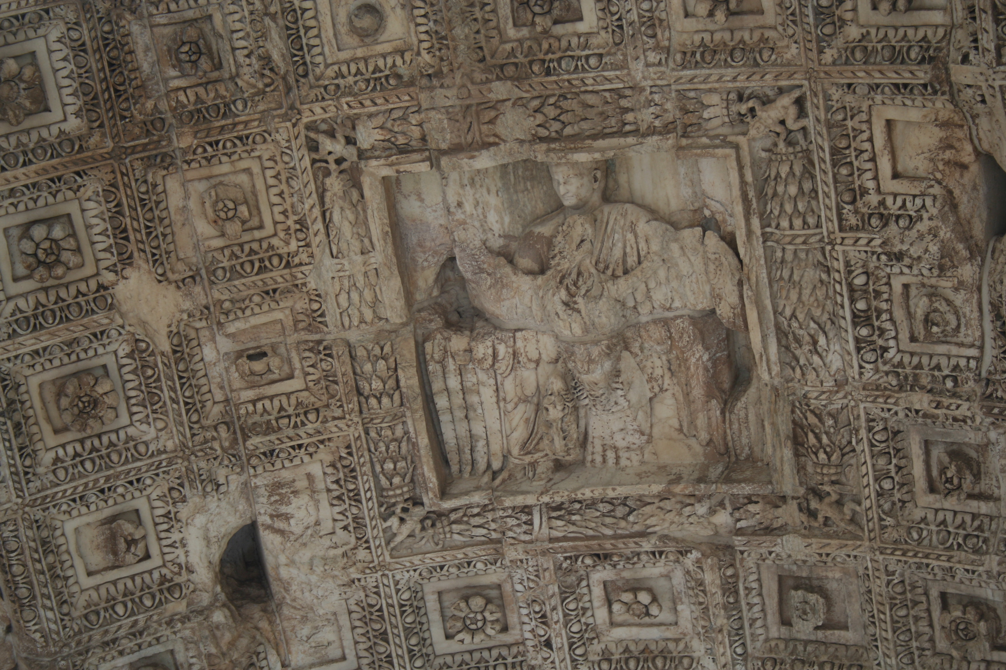 *Nel fornice, l'apoteosi di Tito, portato in cielo da un'aquila (cioè